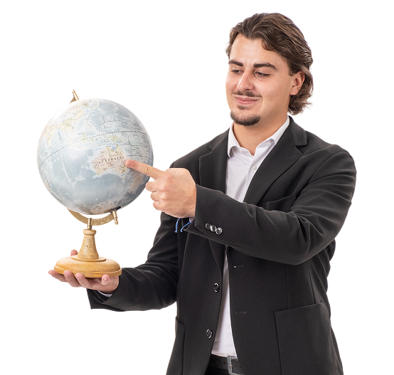 Homme pointant du doigt un globe terrestre